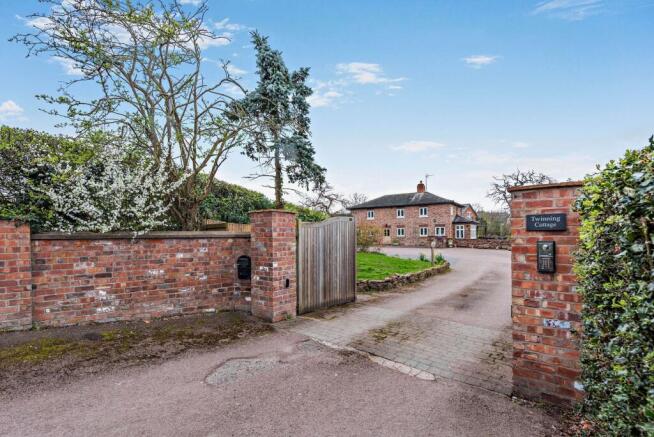 7 bed property, in Wrexham LL13, £995,000