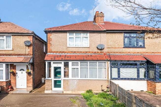 2 bed property, in Wood End Gardens, £450,000