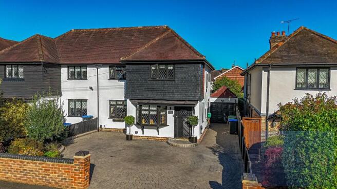 4 bed property, in Grange Crescent, £975,000