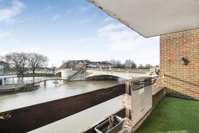 2 bed property, in Riverside Court, £350,000