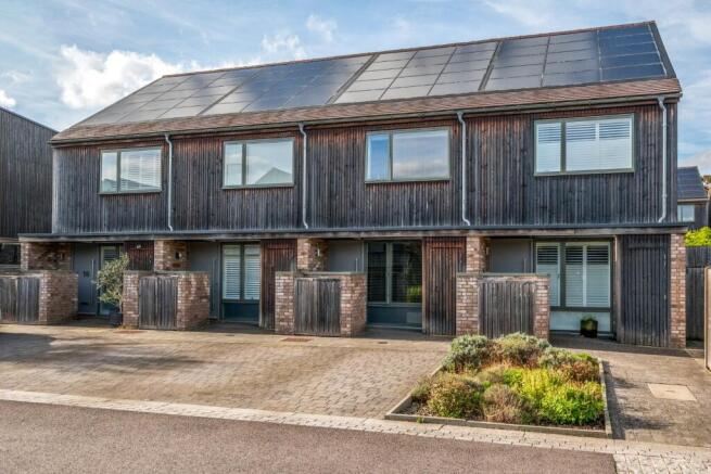 2 bed property, in Eversley Gardens, £385,000