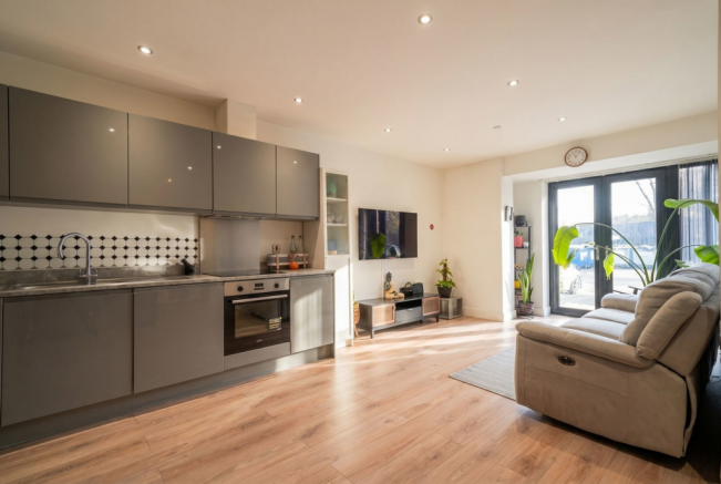 2 bed property, in Broadoaks, £285,000