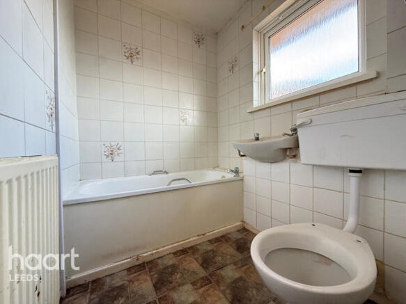 1 bed property, in Highlands Close, £65,000