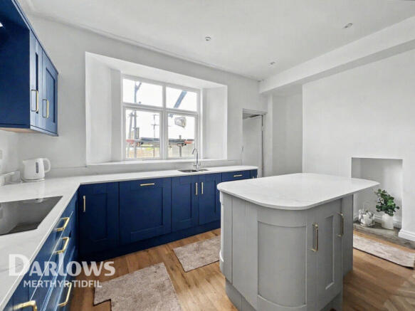 5 bed property, in Somerset Place, £275,000