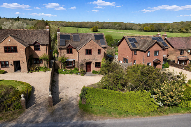 4 bed property, in Woodlands, £675,000