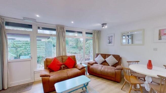 2 bed property, in 246 Oakleigh, £74,500