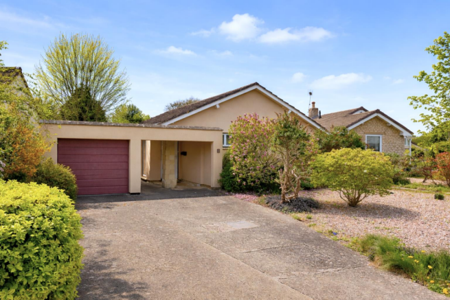2 bed property, in Wansdyke Drive, £335,000