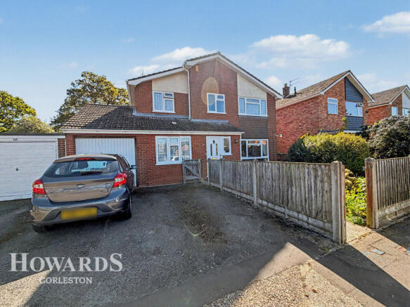 5 bed property, in Paddock Close, £375,000