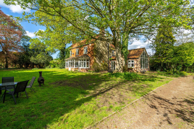 5 bed property, in Pingle Lane, £599,950