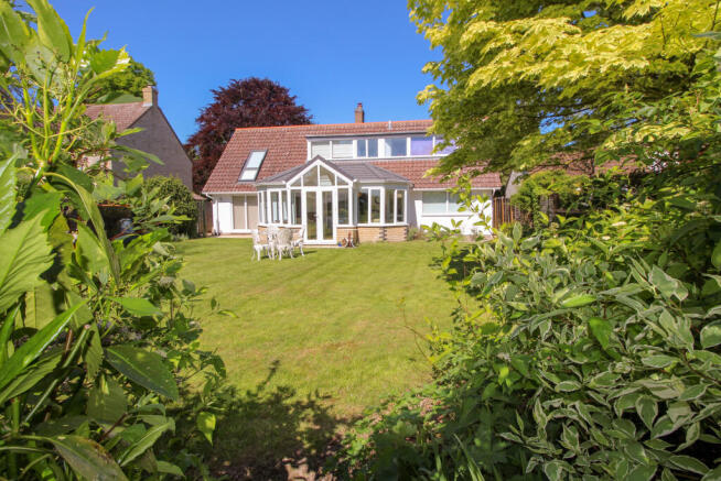 5 bed property, in Mill Lodge, £795,000