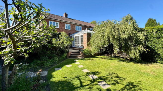 3 bed property, in Tile Barn Row, £465,000