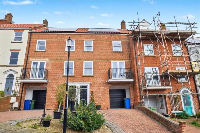 3 bed property, in Graham Close, £375,000
