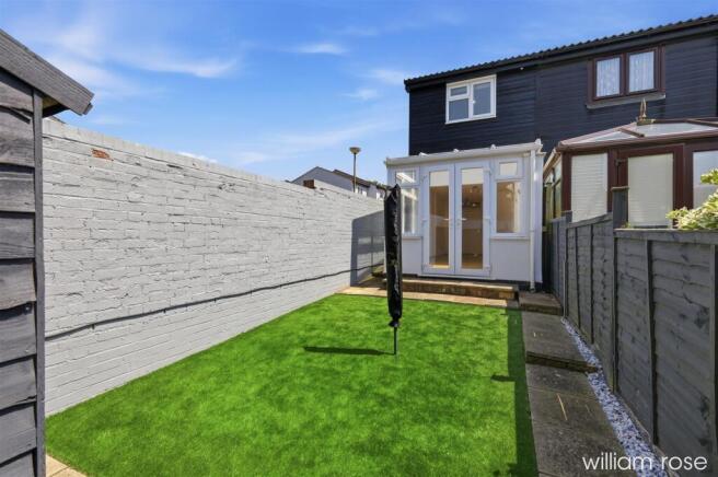 2 bed property, in Mapleton Road, £400,000