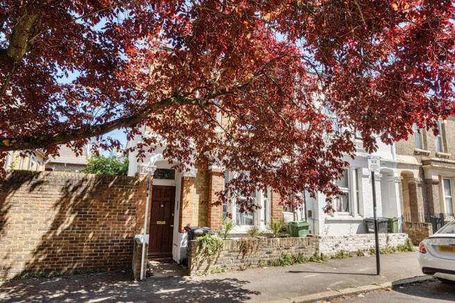 1 bed property, in Cowthorpe Road, £380,000
