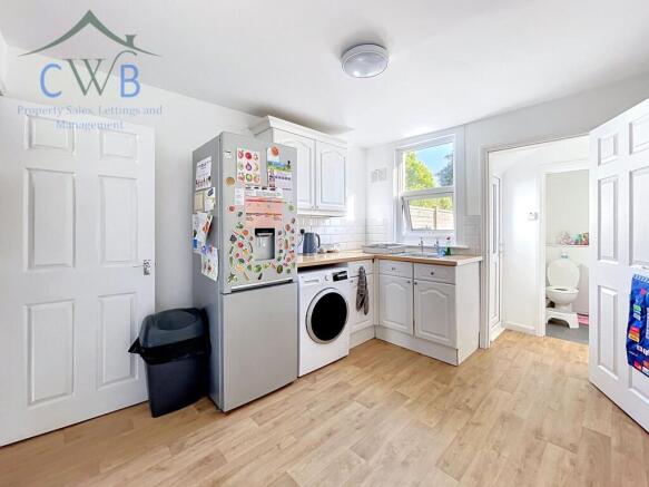 2 bed property, in Oxford Street, £260,000
