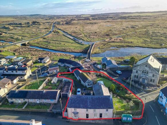 5 bed property, in Bodorgan Square, £375,000