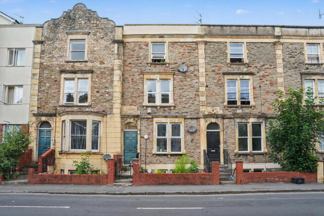 1 bed property, in City Road, £100,000