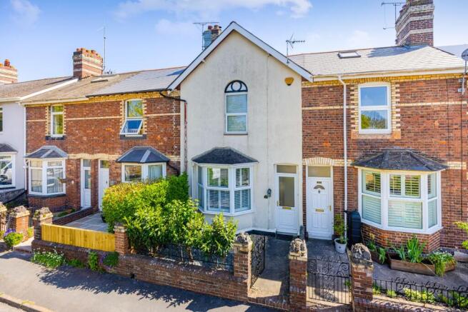2 bed property, in Forde Close, £260,000