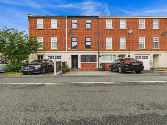 4 bed property, in Newbold Close, £270,000