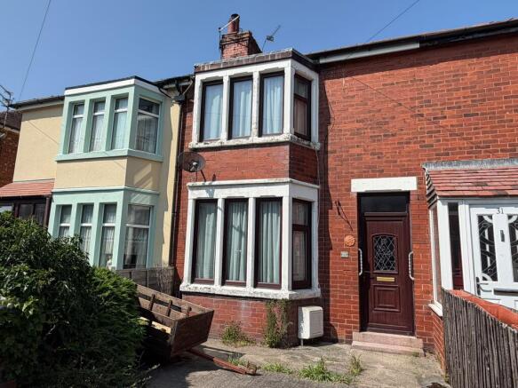 2 bed property, in Quernmore Avenue, £105,000