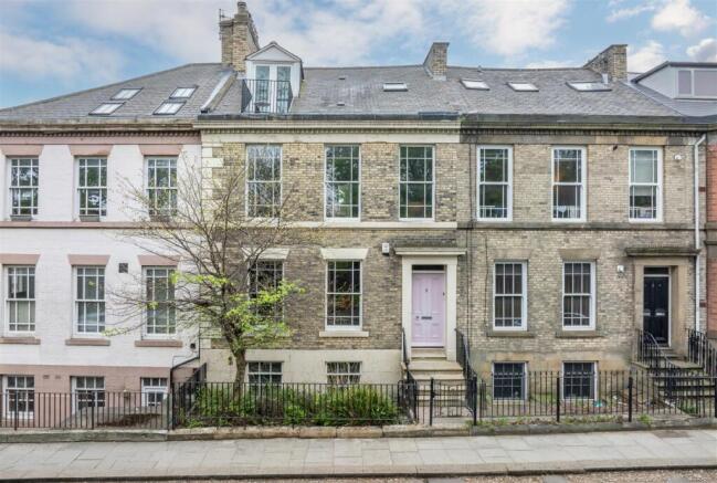 5 bed property, in North Terrace, £650,000