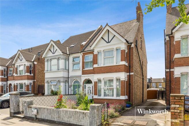 5 bed property, in Long Lane, £1,200,000