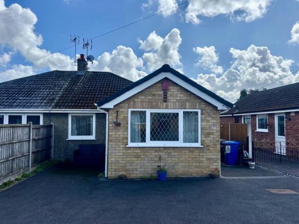 2 bed property, in Queensland Close, £185,000