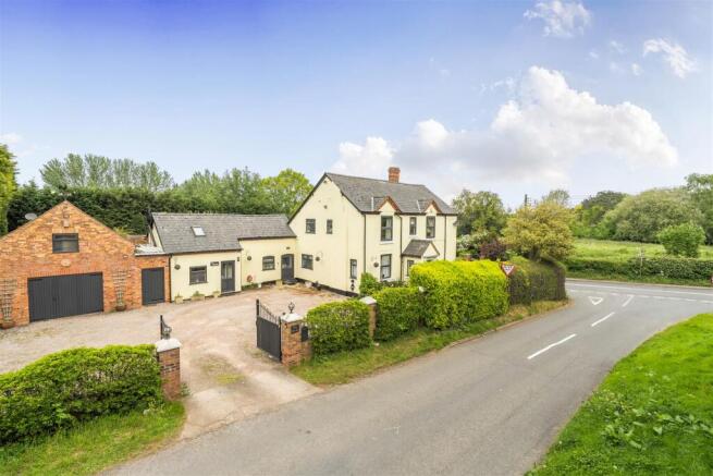 5 bed property, in Crossway Green, £695,000