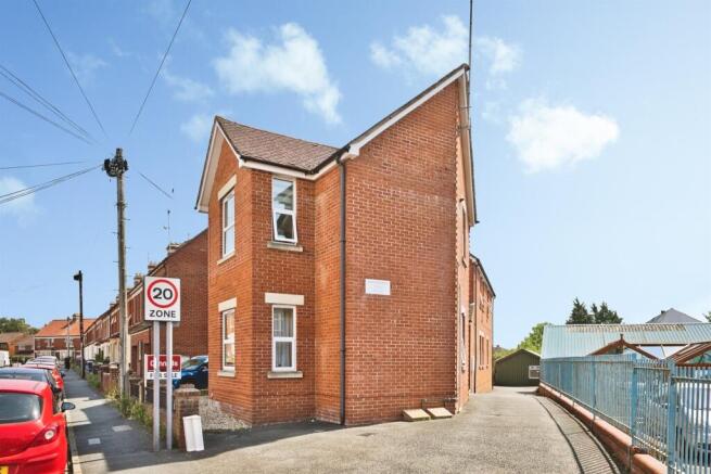 2 bed property, in Crofton Avenue, £130,000