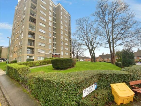 2 bed property, in Blackbush Close, £320,000