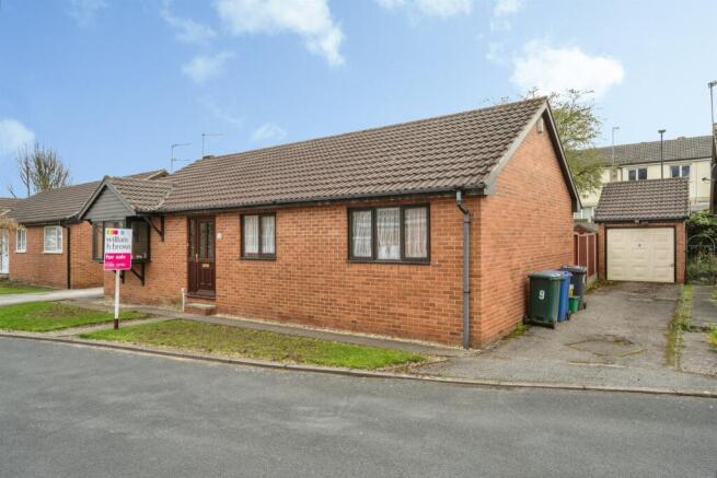 3 bed property, in Woodlea Gardens, £215,000