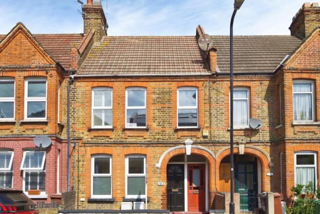 2 bed property, in Bramley Close, £500,000