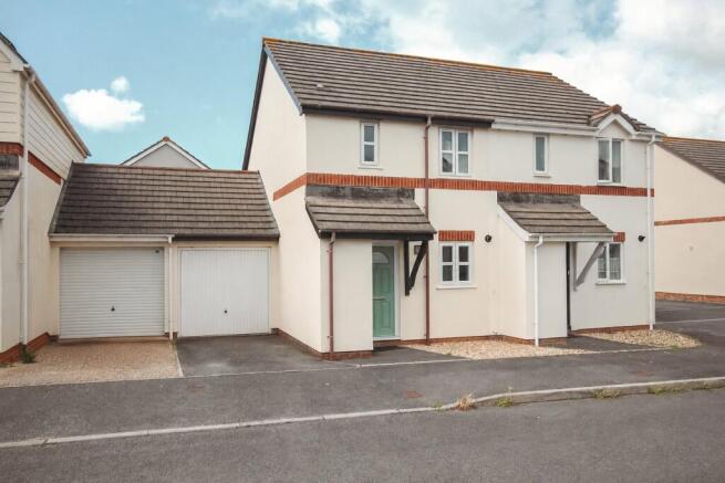 2 bed property, in Ensign Court, £207,500