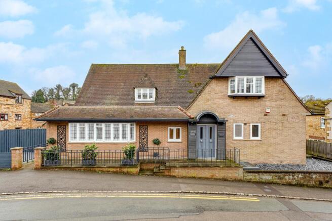 1 bed property, in Church Street, £155,000