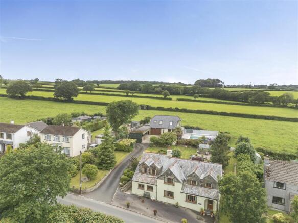 5 bed property, in Slipperhill, £695,000