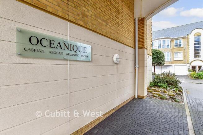 2 bed property, in Harsfold Close, £270,000