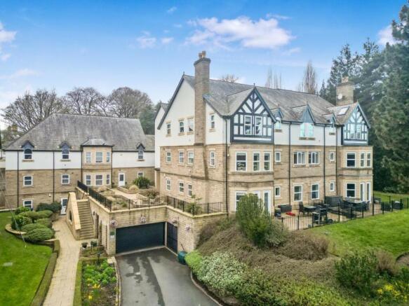 2 bed property, in Parc Mont, £270,000