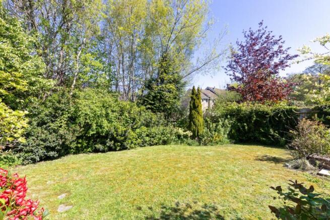 3 bed property, in Hanger Way, £700,000