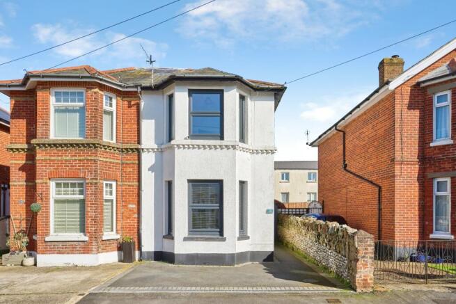 2 bed property, in Newcomen Road, £230,000