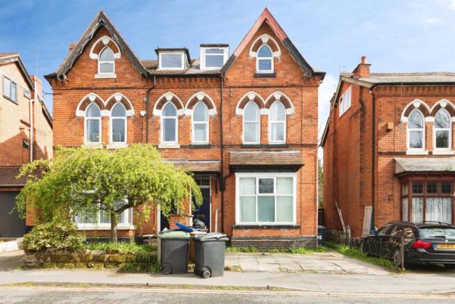 5 bed property, in Station Road, £400,000