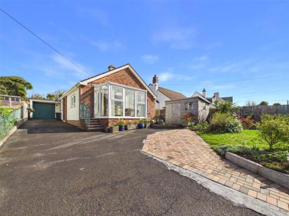2 bed property, in Victoria Road, £400,000