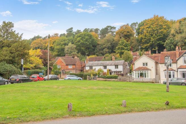 4 bed property, in Felday Glade, £725,000