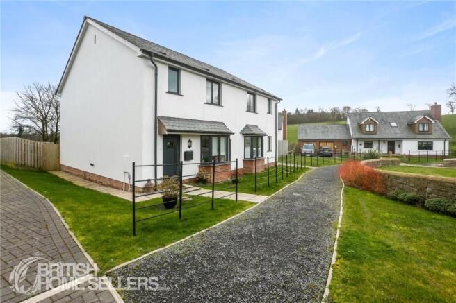 3 bed property, in Fortescue Drive, £325,000