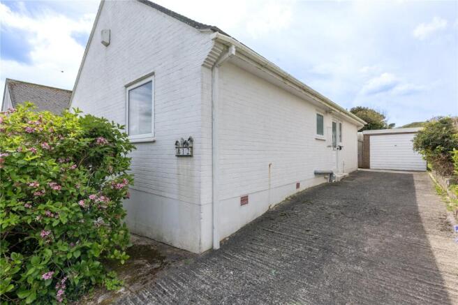 2 bed property, in Churchfield Close, £300,000
