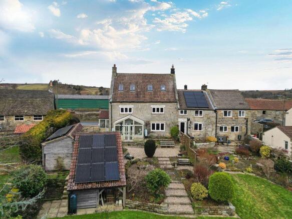3 bed property, in Brook House, £495,000