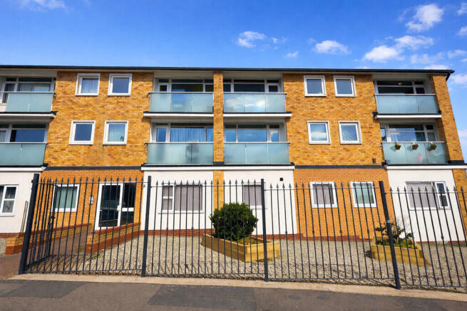 2 bed property, in Blackwood Avenue, £125,000