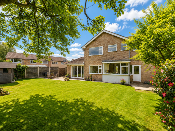 4 bed property, in Hollingworth Drive, £535,000