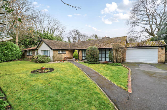 4 bed property, in Waverley Close, £525,000