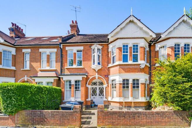 4 bed property, in Woodgrange Avenue, £725,000