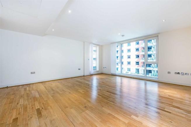 2 bed property, in Marina Point, £1,000,000